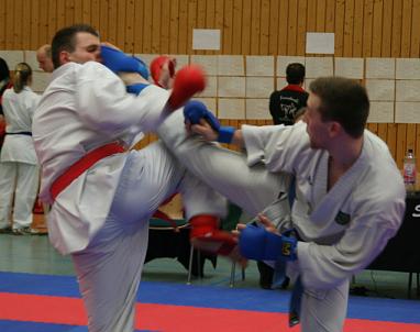 Chrisi (Ao) mit einem Mawashi-Geri Jodan beim Zwönitztalpokal 2014